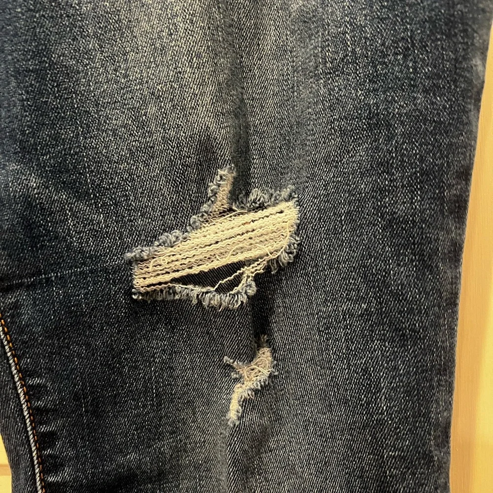 Old Navy Mid-Rise Skinny Ripped Jeans 22 Short - Picture 3 of 7